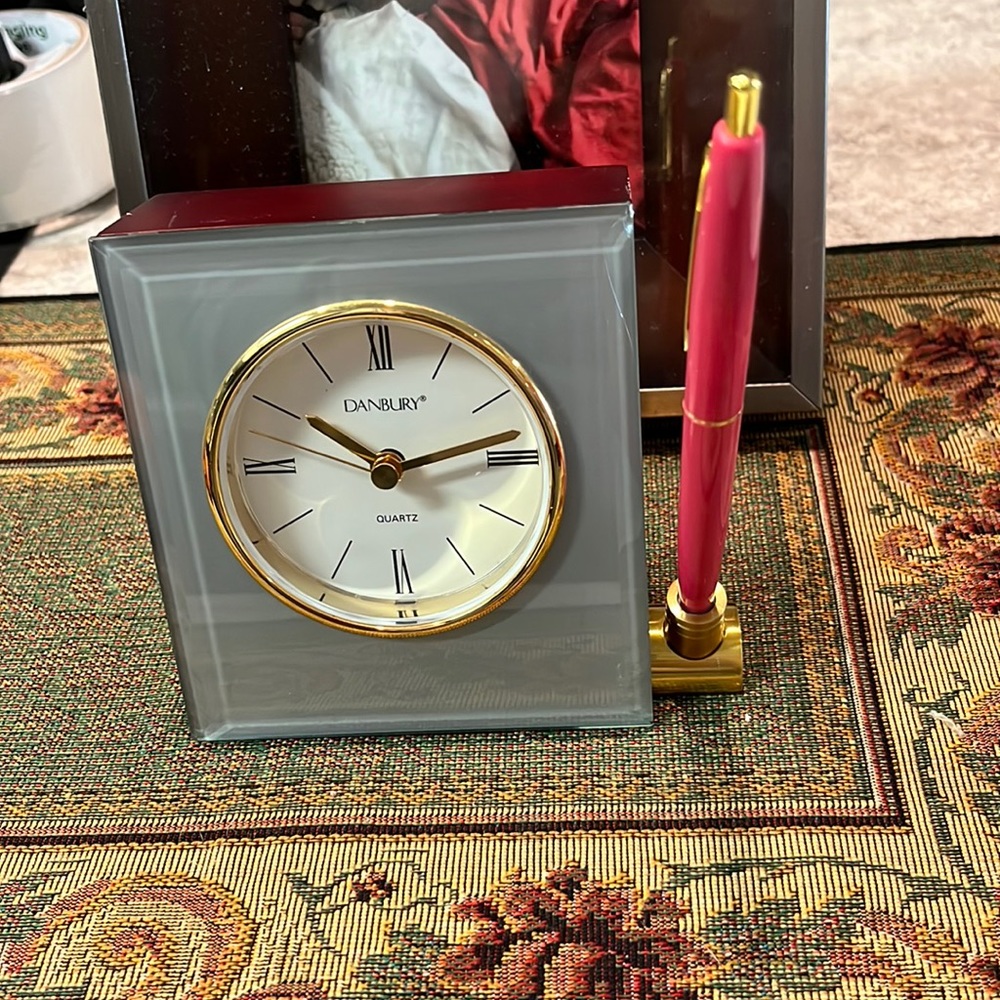 Danbury QUARTS clock with pen